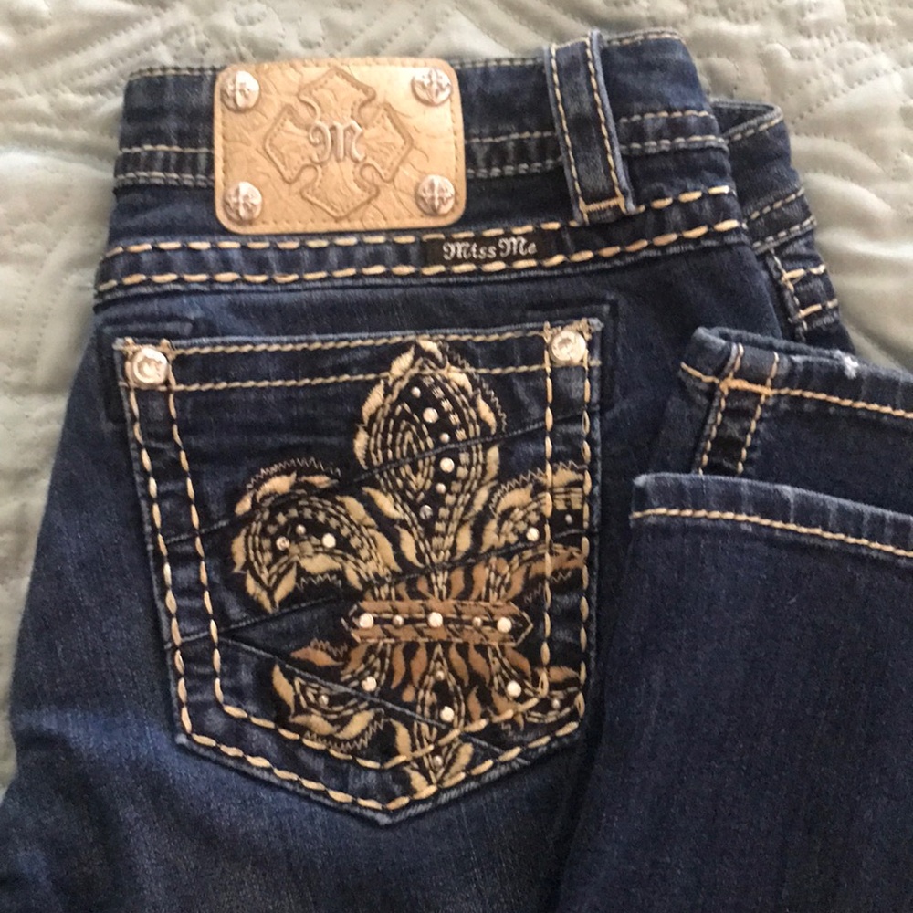 Miss Me mid-rise easy straight. Size 31/33.